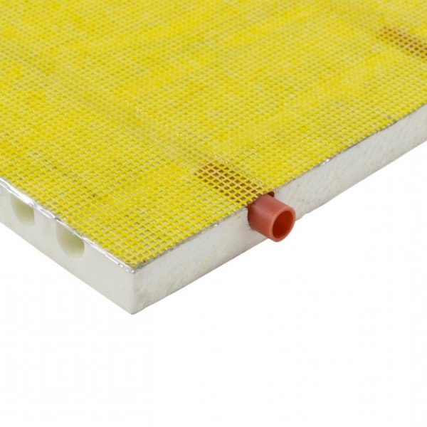 Panneau isolant avec pare-vapeur jaune et mousse, colonne orange montrant l’insertion d’un tuyau, illustration d’un meilleur isolant thermique sol pour comparer PUR, XPS et PSE.
