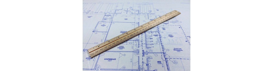 Plan technique et règle graduée sur un blueprint pour guider l’installation, utile pour comprendre comment installer un chauffage au sol electrique.