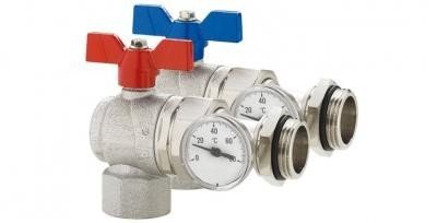 Vanne thermostatique avec manomètres pour chauffage au sol, montrant clapets rouges et bleus et raccords.